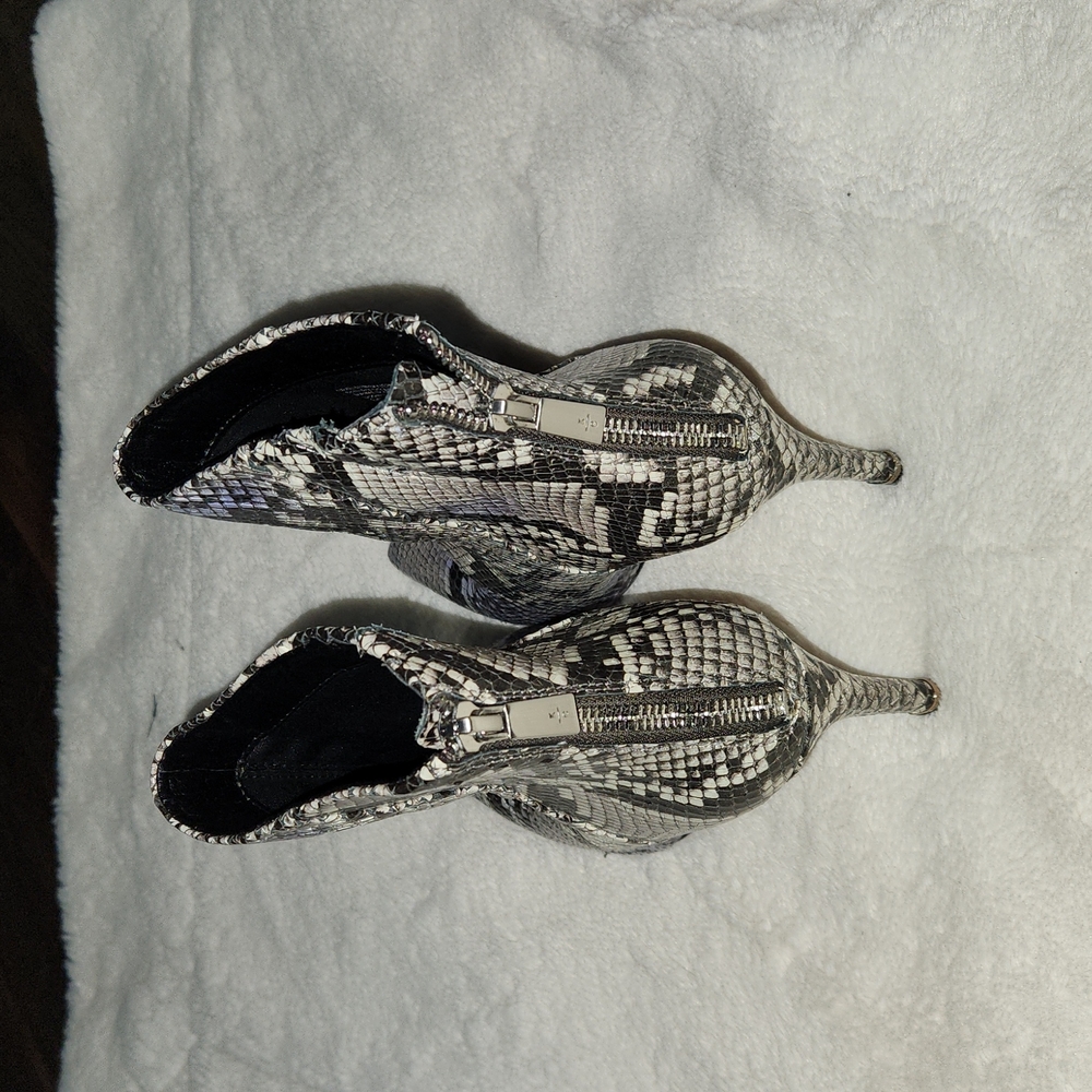 Kenneth Cole Snake Print Bootie Size6 - image 2